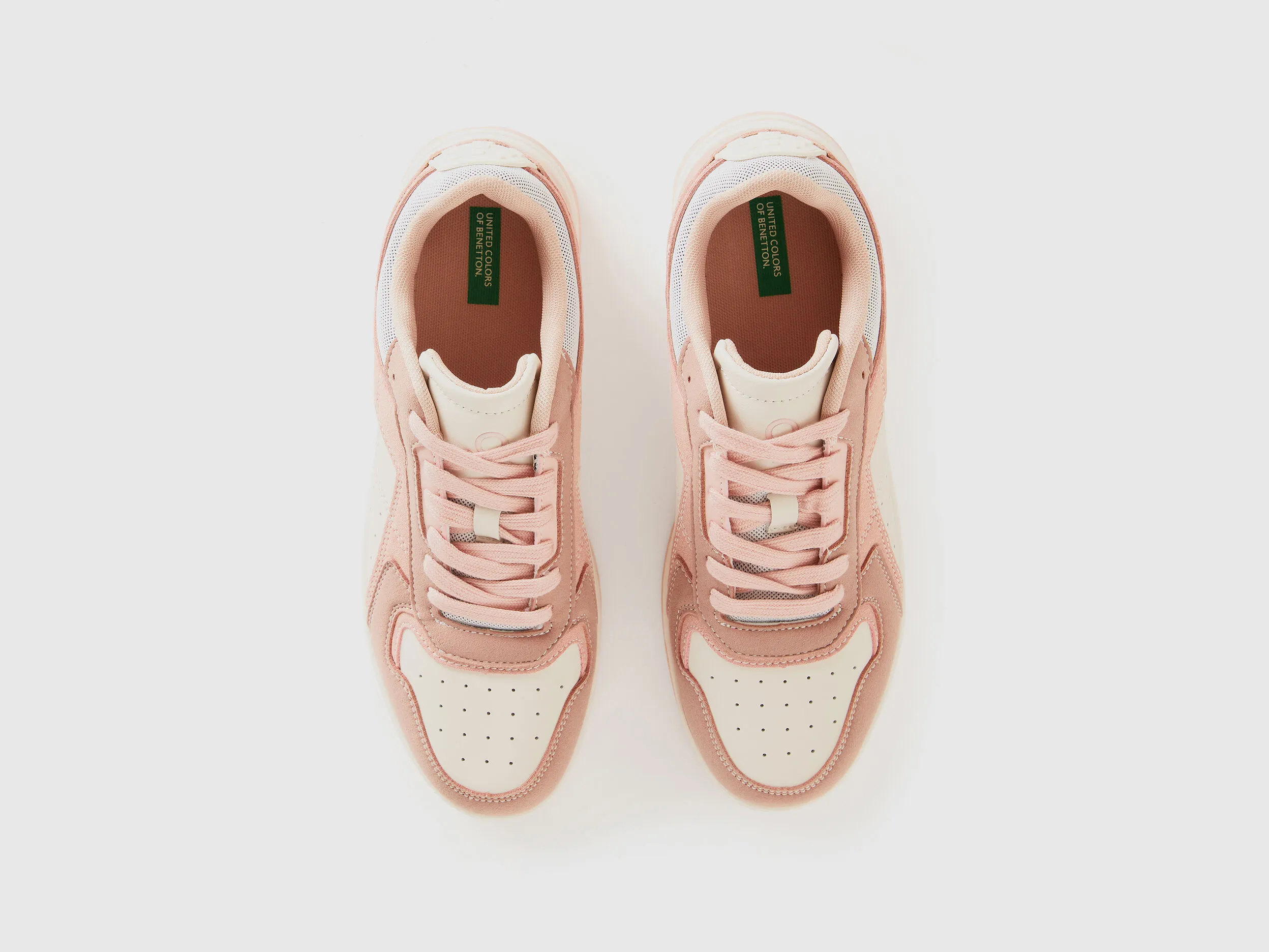 Flache Sneakers in Wildlederoptik
