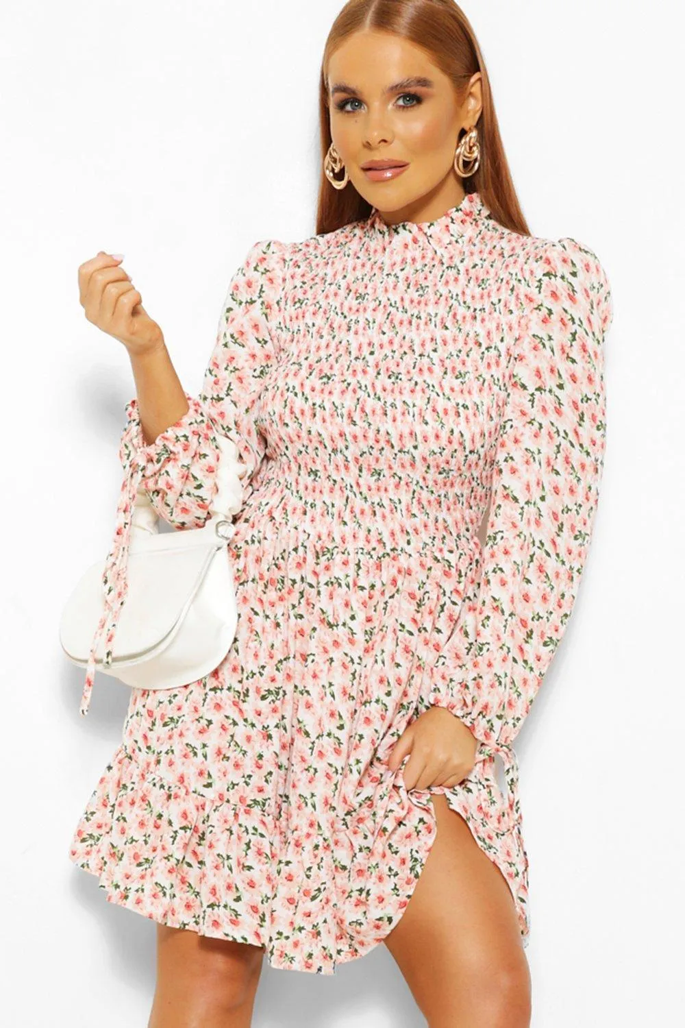 Gesmoktes Skater-Kleid mit Ballonärmeln und Blumenmuster