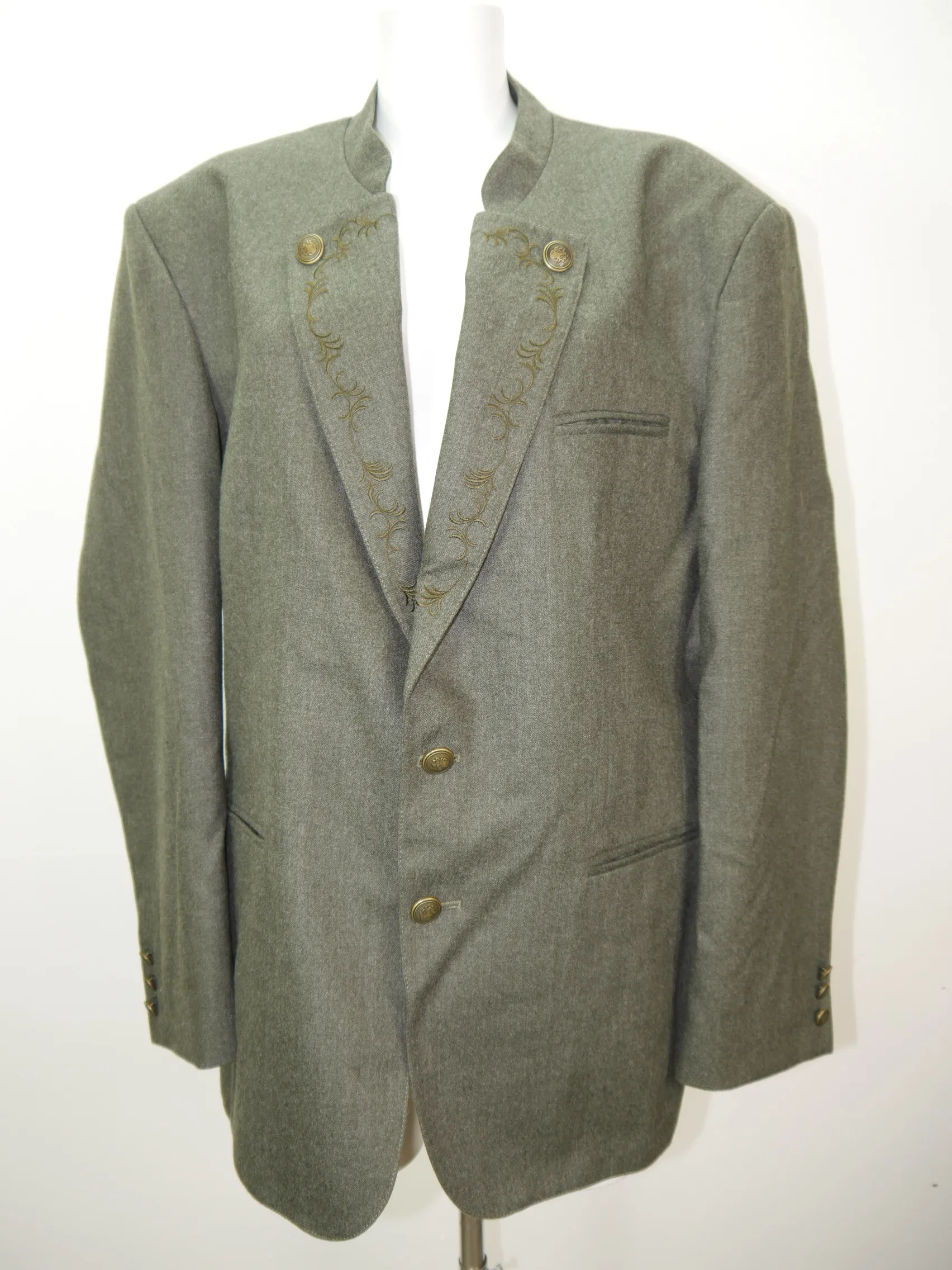 Höchst edel und leicht und neuwertig Stickerei Herren Trachtenjacke Janker Gr.52
