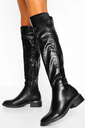 Kniehohe Boots mit Metallbesatz