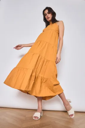 Langes, ausgestelltes Kleid mit gerafften Ausschnitten