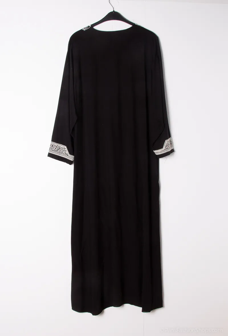 Langes, schlichtes, besticktes Kleid mit langen Ärmeln