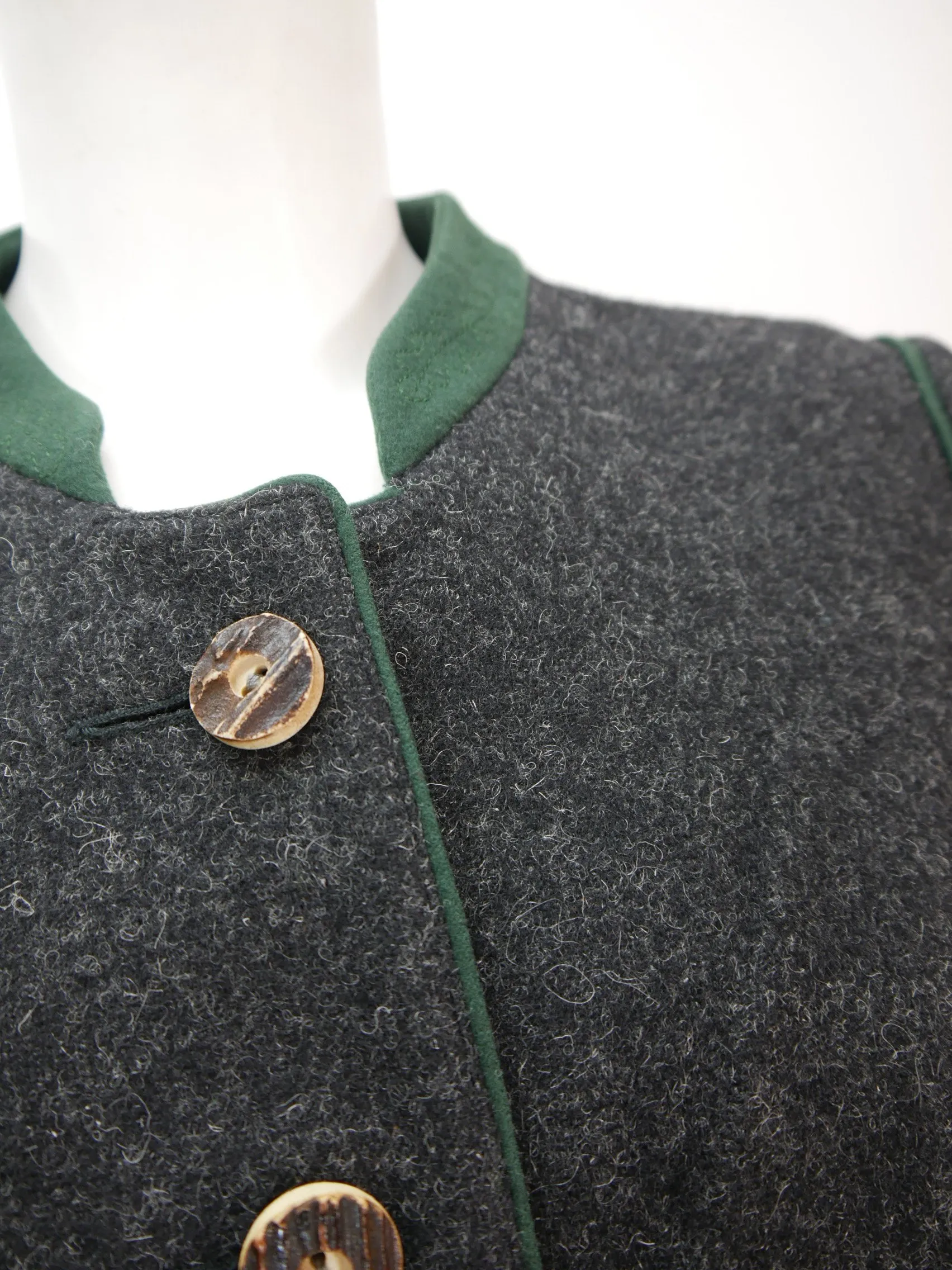 Wunderschön grau Janker Schurwolle mit Stickerei süße Trachtenjacke Jacke Gr.40